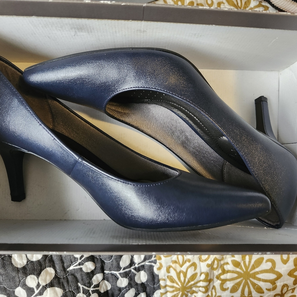 New, Lifestride 3" heel Navy size 7
